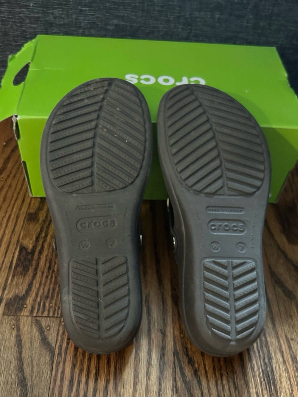 Crocs Sanrah Hammered Circle Wedge Flip Sandals sz 7 - Picture 6 of 7